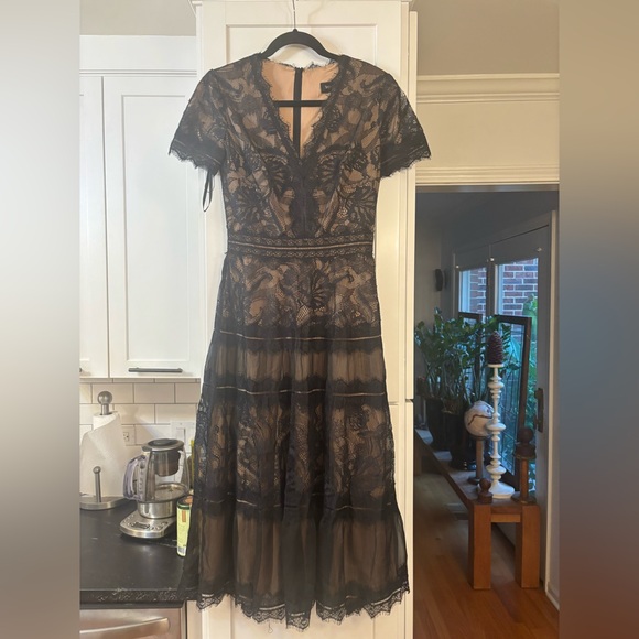 new Tadashi Shoji v neck short sleeve lace mesh cocktail midi dress in black - Picture 4 of 9